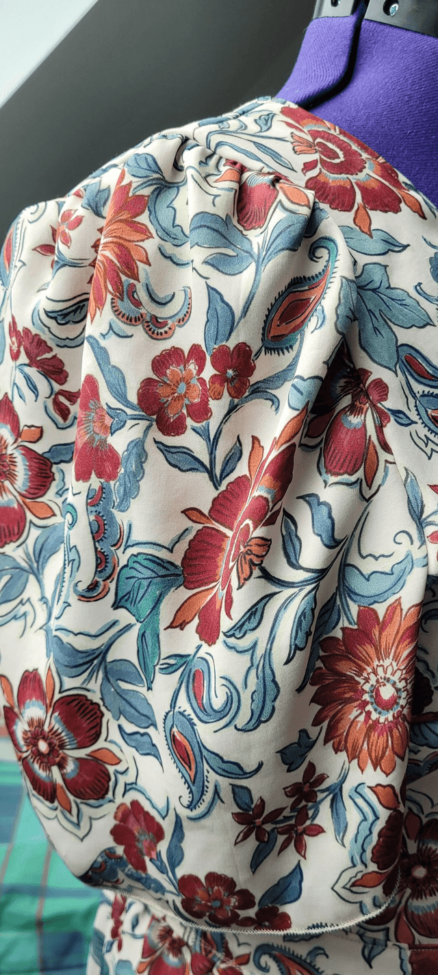 Audace et élégance : Robe portefeuille fluide