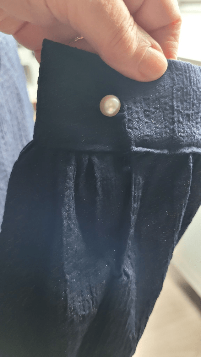 Blouse bleu nuit piquetée de fils dorés