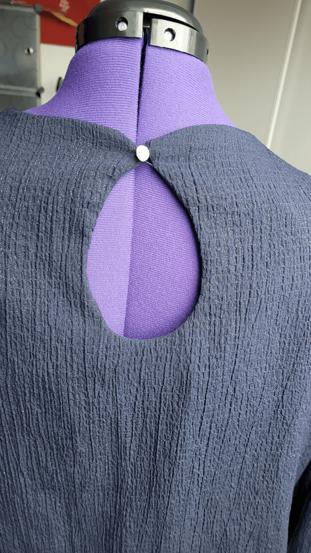 Blouse bleu nuit piquetée de fils dorés