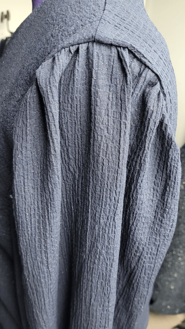 Blouse bleu nuit piquetée de fils dorés