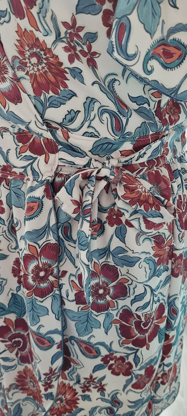 Audace et élégance : Robe portefeuille fluide