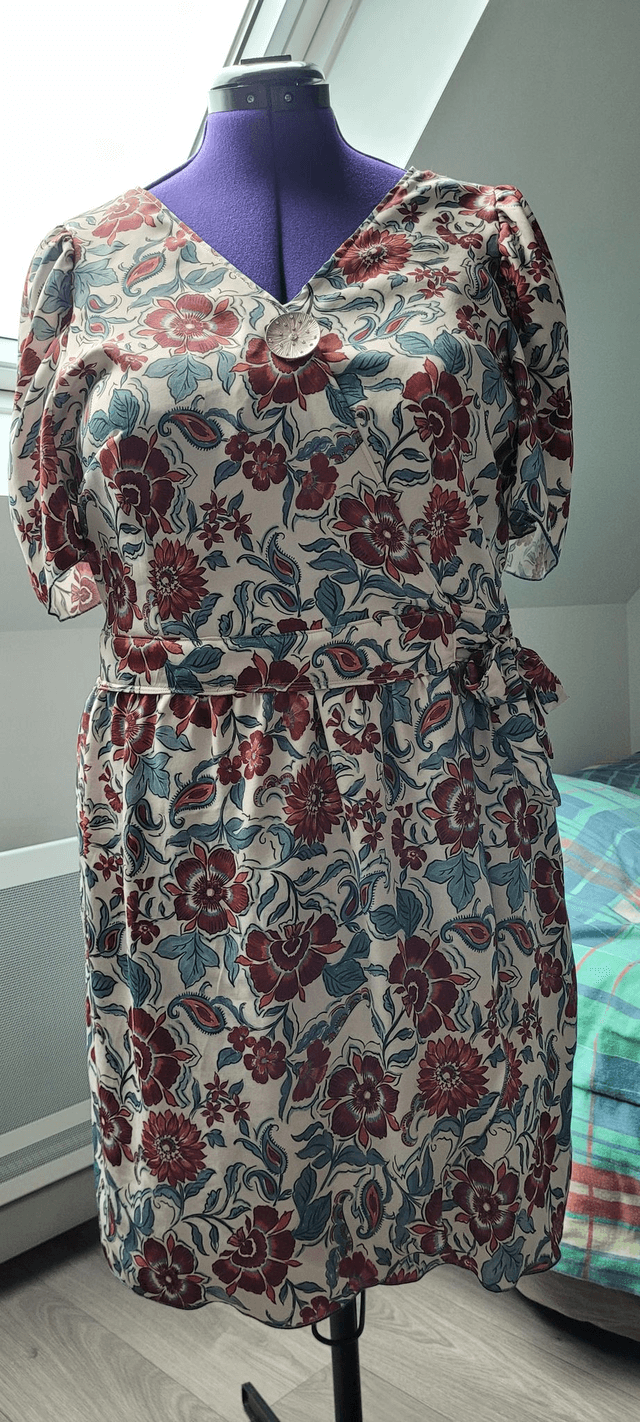 Audace et élégance : Robe portefeuille fluide