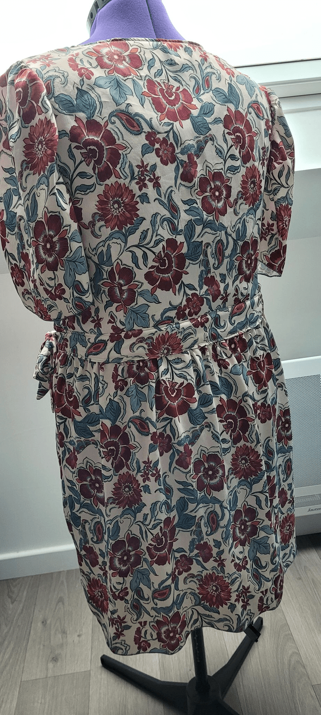 Audace et élégance : Robe portefeuille fluide